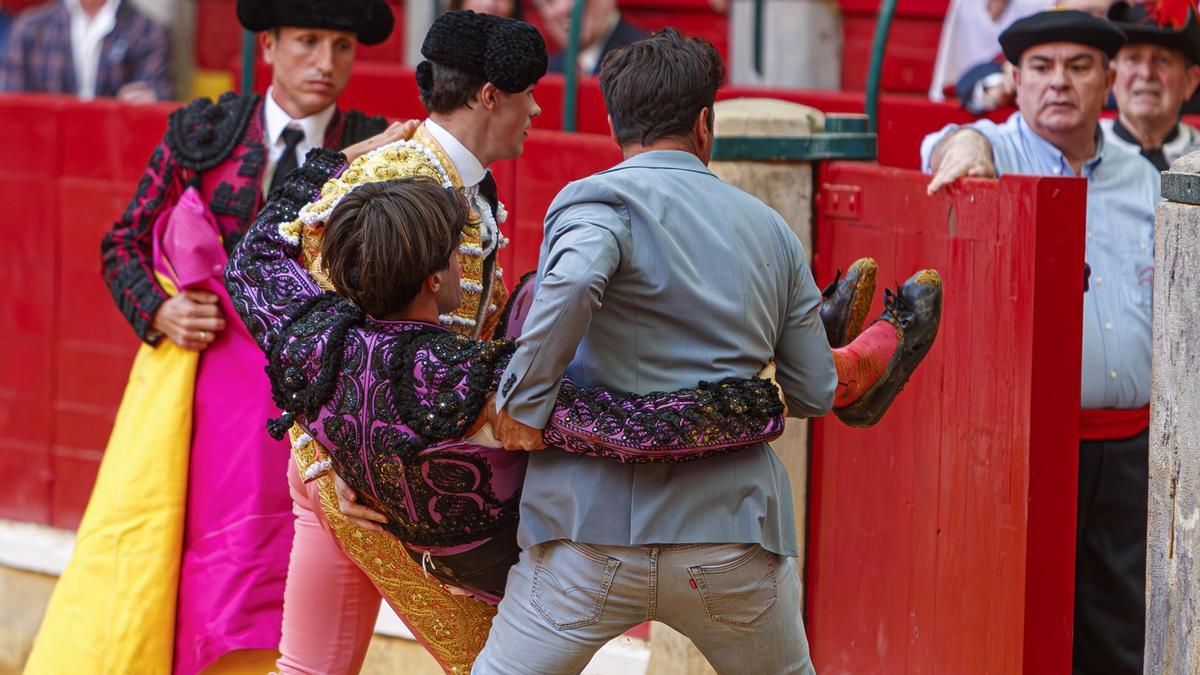 El novillero Cristiano Torres es retirado a la enfermería de La Misericordia tras sufrir la cogida, este sábado