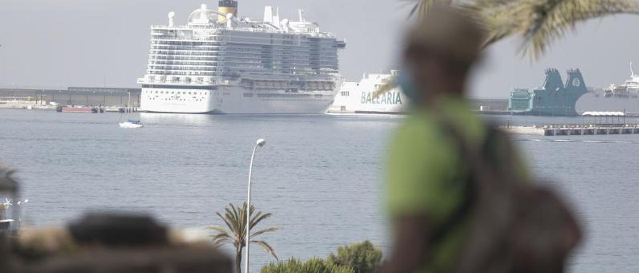 El crucero ‘Costa Smeralda’ atracado el pasado julio en Palma. | MANU MIELNIEZUK
