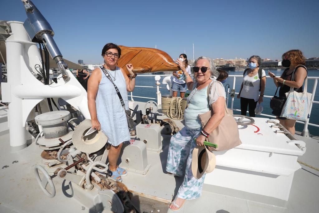 El Rainbow Warrior, buque de Greenpeace, abre sus puertas en València