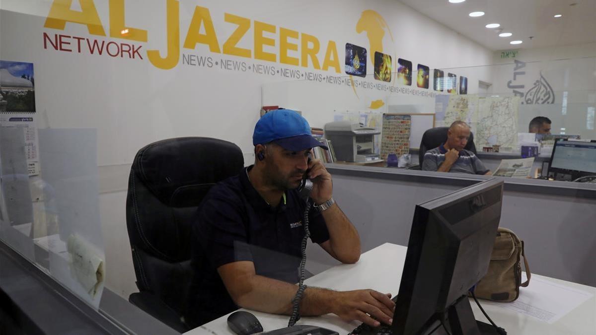 Al Jazira en Israel work inside the office of the qatar based al jazee170807172947