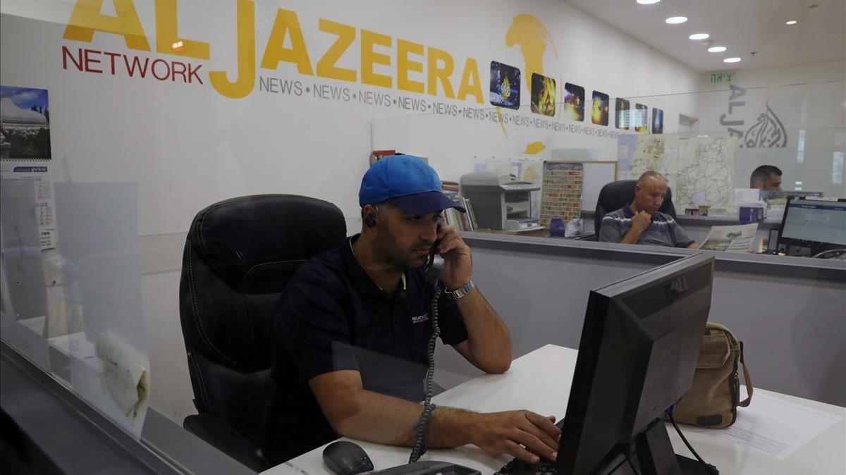 zentauroepp39590052 employees work inside the office of the qatar based al jazee170807172947