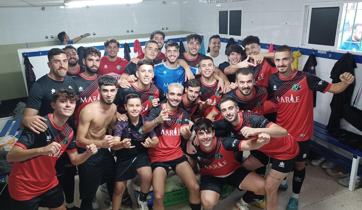 Los jugadores del Gévora celebran la victoria tras vencer al Cheles en la segunda jornada liguera