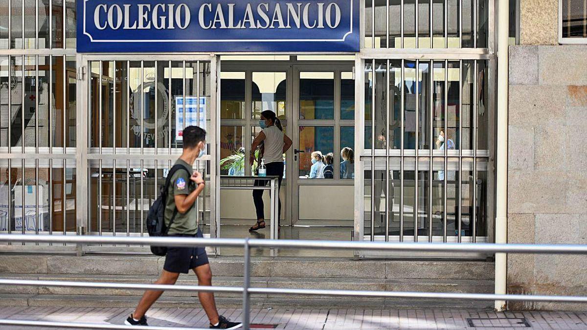 Portal principaldel colegio Calasancio, en la calle Blanco Porto.