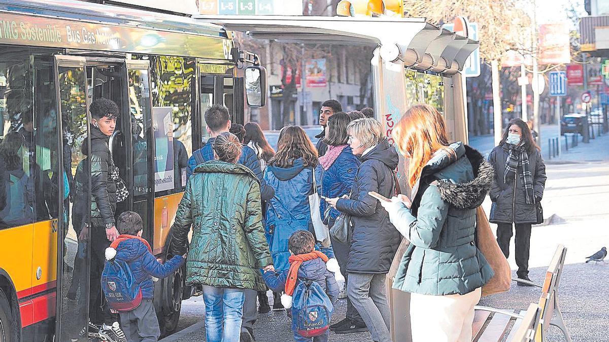 Una parada del carrer Santa Eugènia entre la Farinera i el carrer Mestre Francesc Civil.