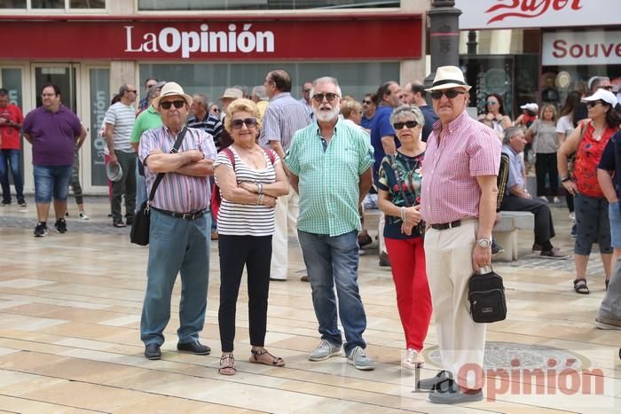 Cientos de personas protestan frente al Ayuntamiento de Cartagena por el pacto entre PP, PSOE y Cs