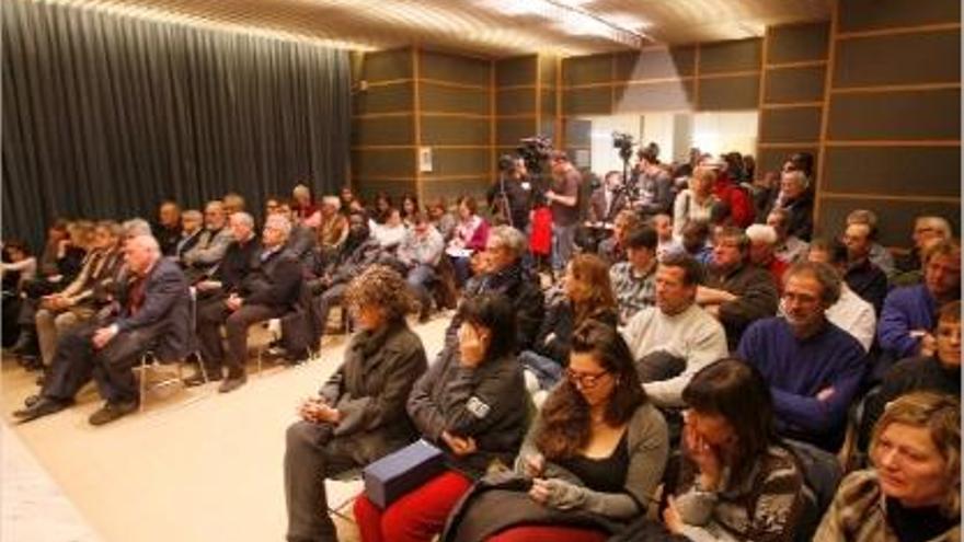 La sala de plens es va omplir de veïns, membres de la PAH i simpatitzants de partits polítics.