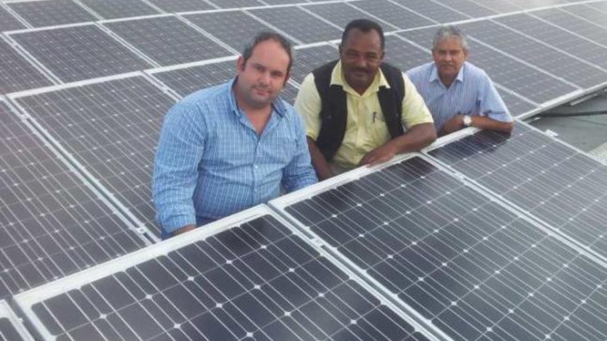 Enrique Tébar, a la izquierda, y dos compañeros de trabajo en unas instalaciones solares en Isla Mauricio.