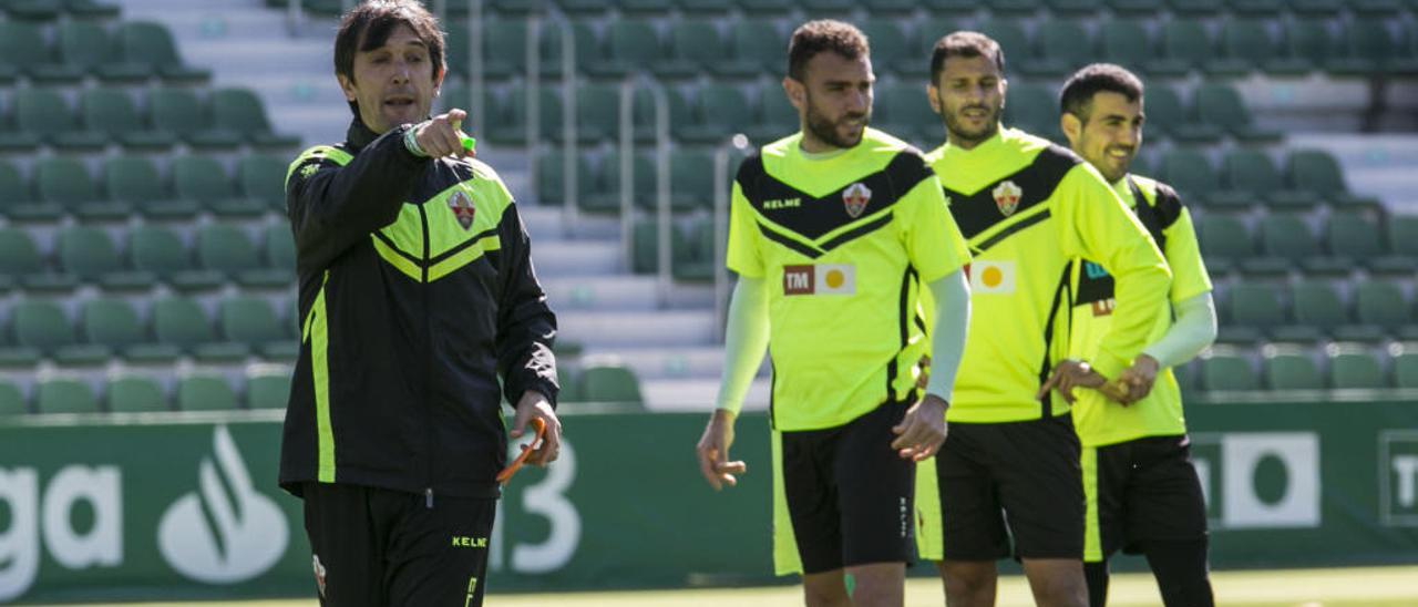 Pacheta dando instrucciones, con Gonzalo Verdú, Yacine y Carlos Castro detrás.