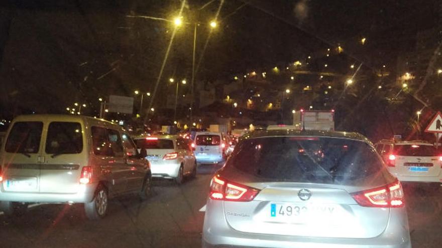 Un peatón en el túnel de La Laja provoca un atasco en la avenida Marítima