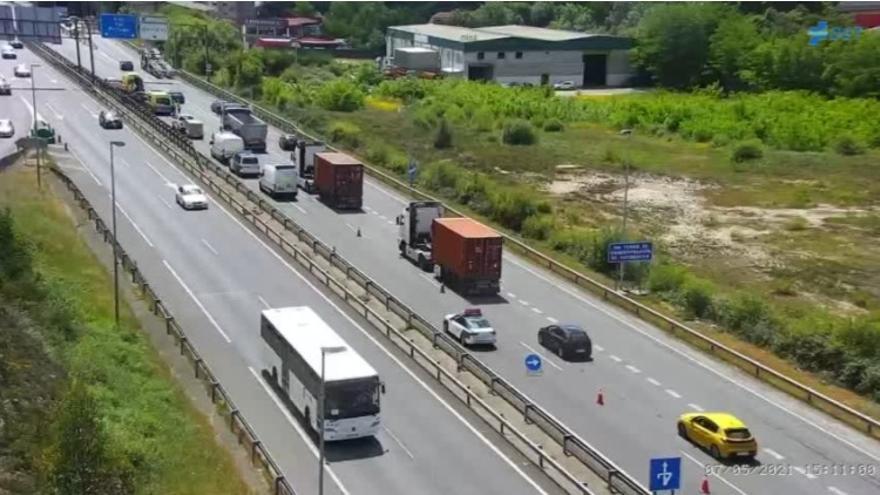La Guardia Civil de Tráfico ha tenido que cortar el carril izquierdo en dirección a Portugal.