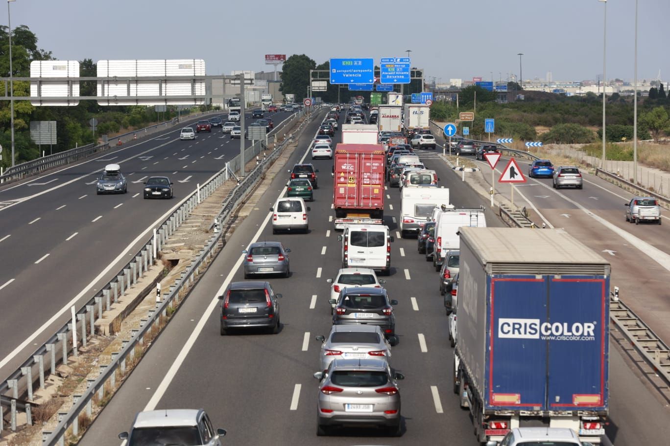 Retenciones en las vías de entrada a València por la primera operación salida del verano