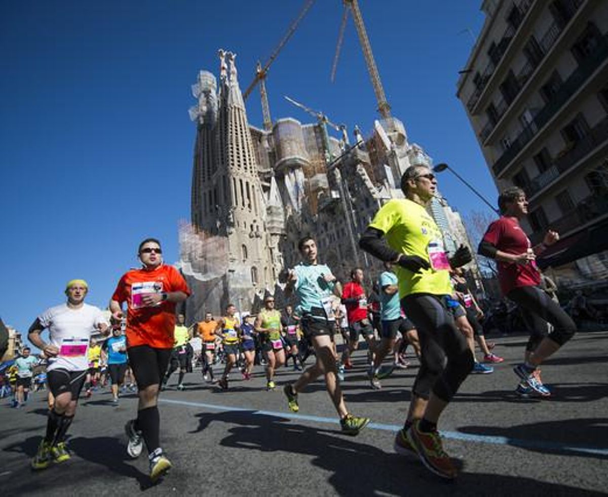 Els corredors, al seu pas per la Sagrada Família en el km 17 del recorregut de la Marató de Barcelona.