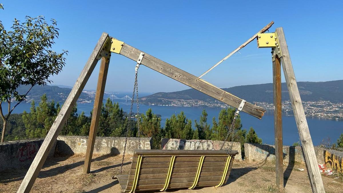 El columpio del monte Outeiro Grande con la viga destrozada.