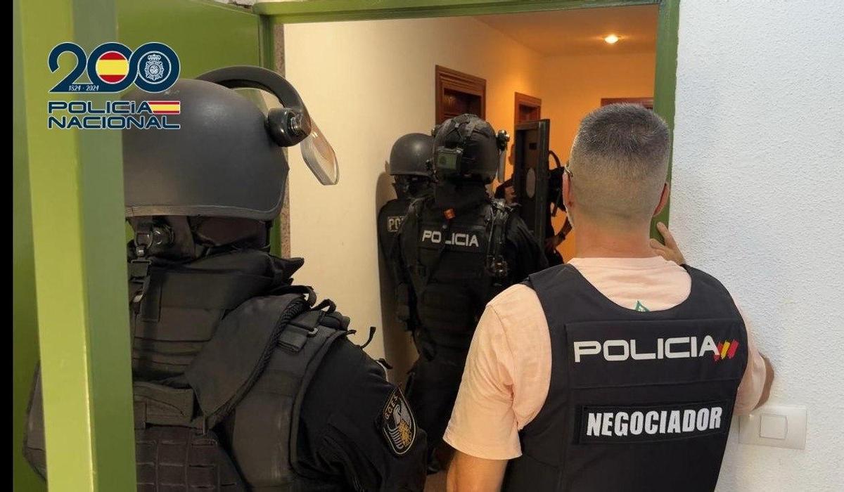 Momento de la intervención policial en la casa del atrincherado.