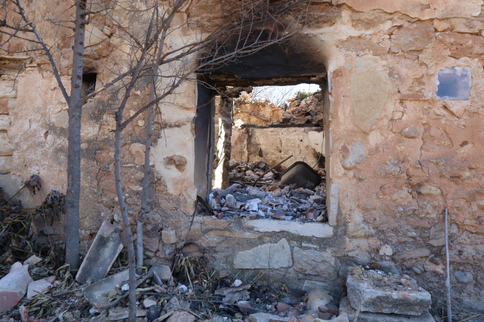 La imagen de la desolación: el fuego arrasa viviendas en la aldea de Los García