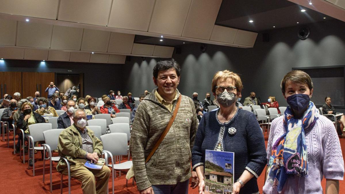 Xandru González, Rosa María Rodríguez y Claudia Prieto, en la sede del Club Prensa Asturiana de LA NUEVA ESPAÑA, en Oviedo. | Jaime Casanova