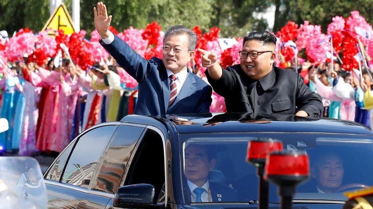 Moon Jae-in y Kim Jong-un saludan a los ciudadanos norcoreanos que les han aclamado por las calles de Pyongyang.