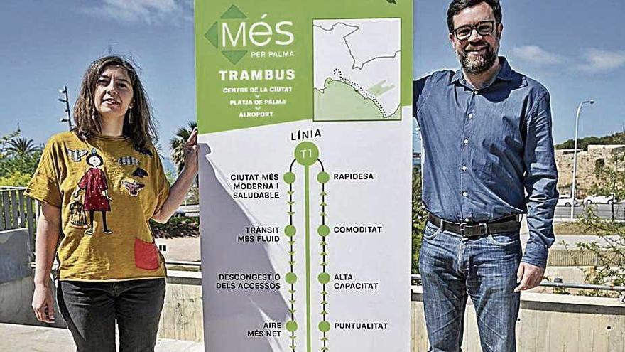Neus Truyol y Antoni Noguera posan junto al cartel del Trambus.
