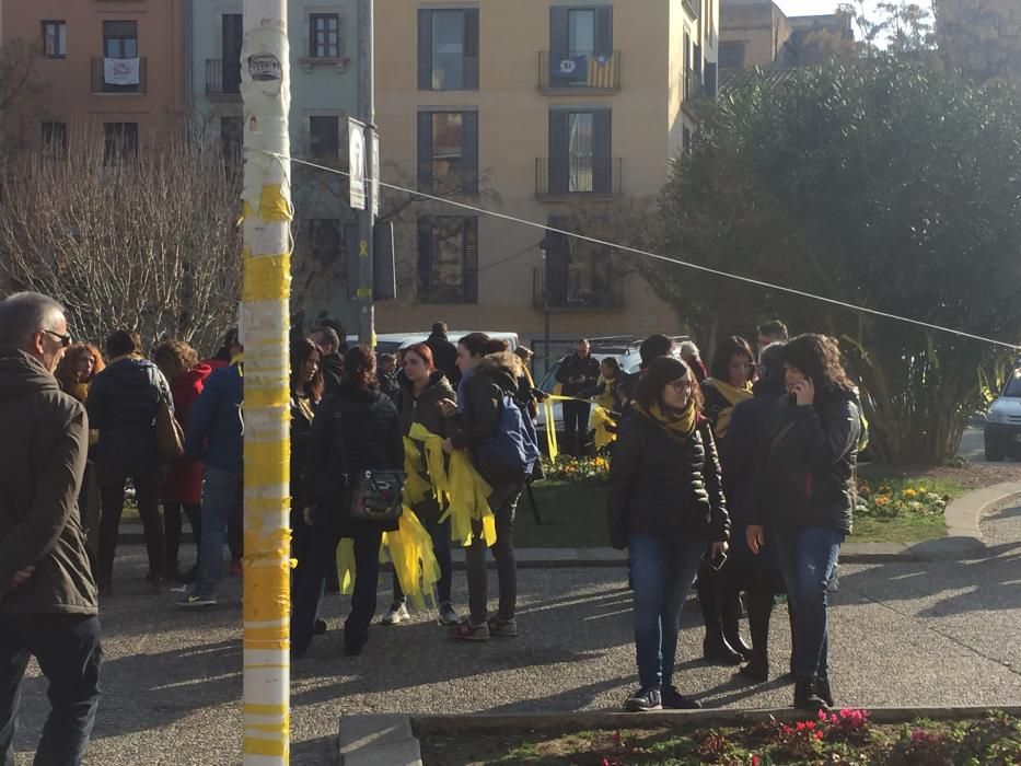 L'ANC reparteix cintes grogues a Plaça Catalunya