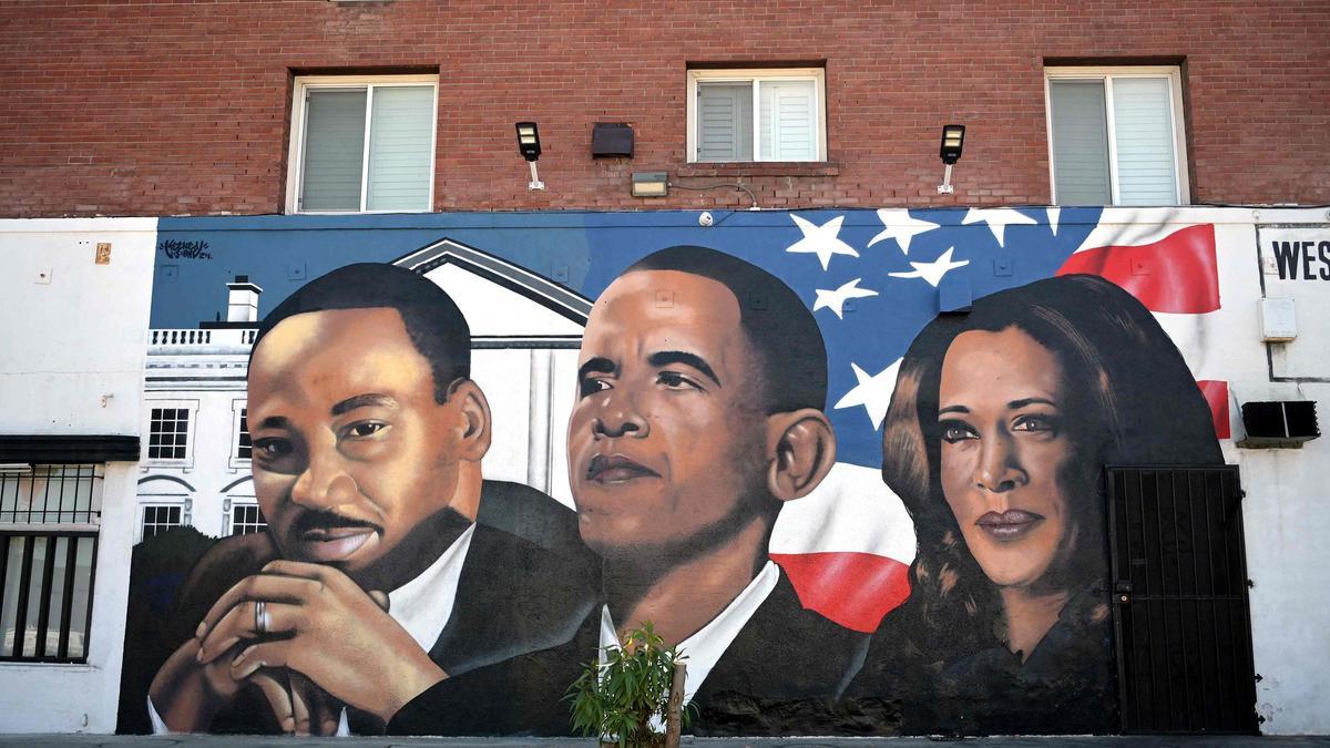 Mural con los rostros de Martin Luther King, Barack Obama y Kamala Harris en Los Angeles.