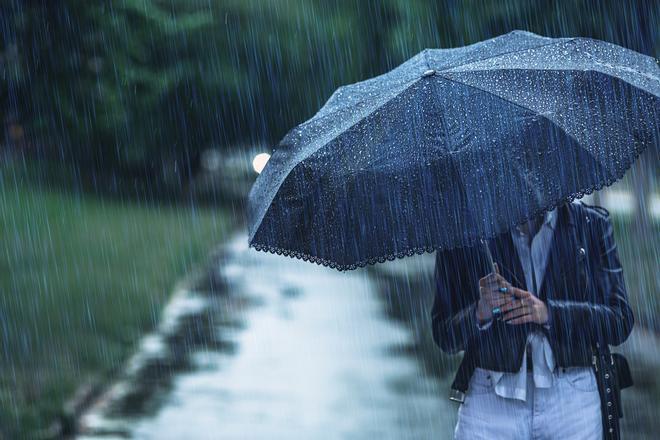 jorge rey - lluvias y mujer con paraguas