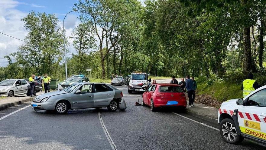 Servicios sanitarios atienden a dos heridos en un accidente de tráfico en A Estrada