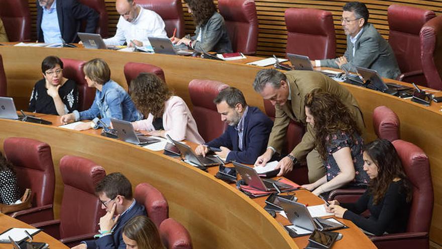 Diputados de Compromís y PSPV en el pleno de las Corts