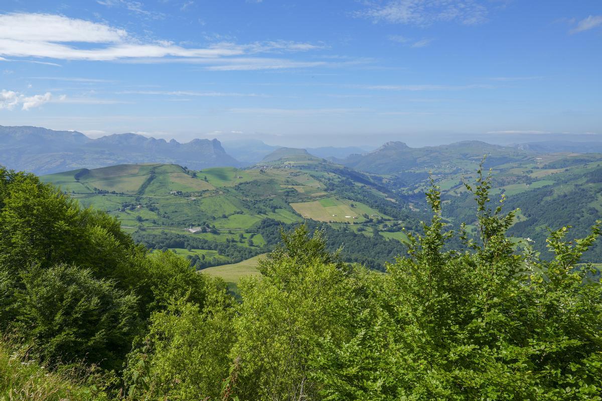 Montañas y valles perfilan las comarcas del Valle de Villaverde y las Encartaciones