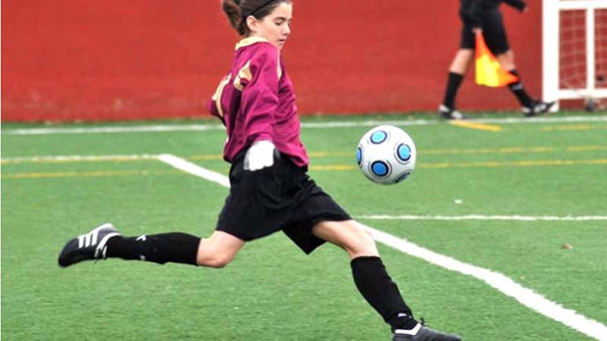 La futbolista insular realiza un saque de puerta con la selección balear.