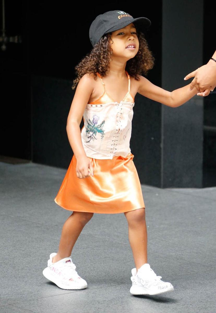 North West con las zapatillas diseñadas por Kanye West y decoradas por ella