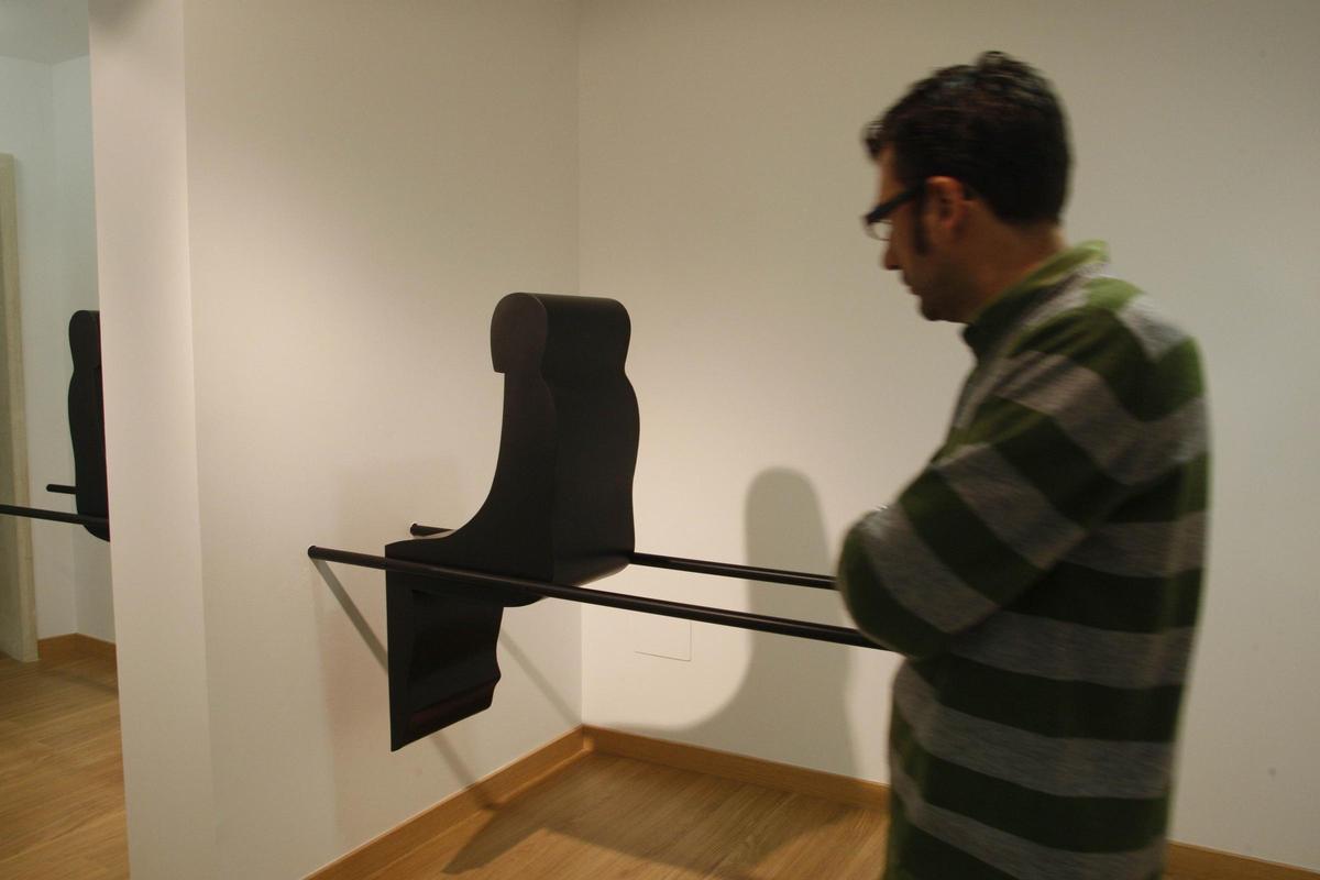 Un visitante observa uno de los ‘Carrying’ del artista que luce en el centro que lleva su nombre en Córdoba.