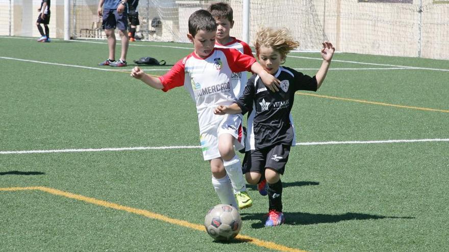 Partido de fútbol de la categoría biberón en el campo de fútbol de Outeiriño. // Bernabé/ Cris MV