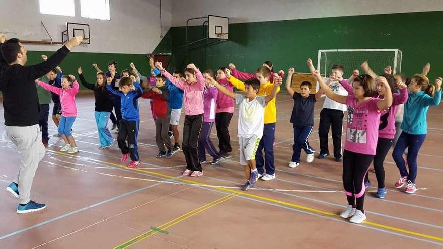 Tequexetéldere imparte clases de baile tradicional en los colegios de A Estrada