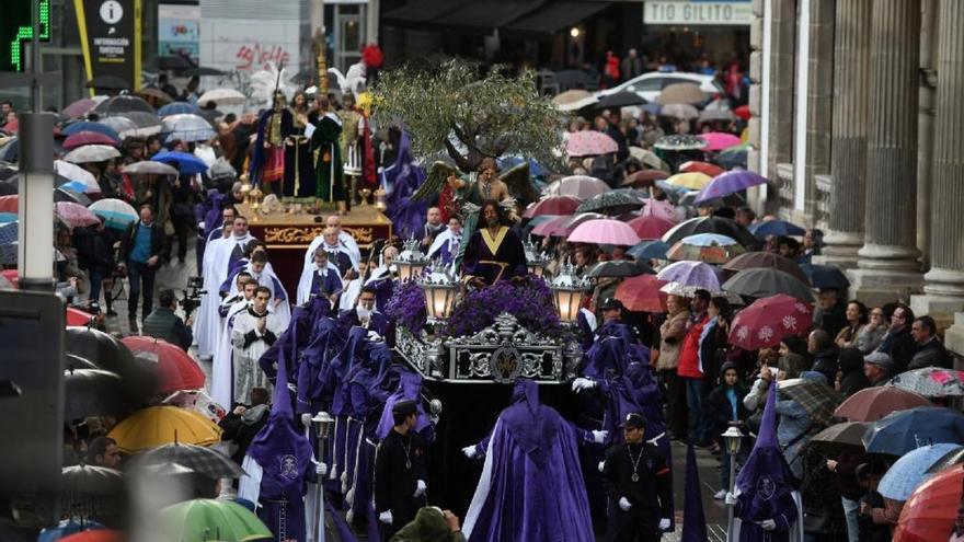 Cientos de cofrades desafían a la lluvia en la procesión de Los Pasos