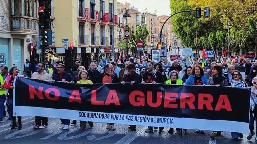 Centenares de manifestantes recuperan el 'No a la guerra' en Murcia