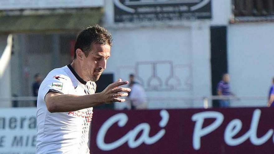 Saavedra despeja el balón ante la Ponferradina.