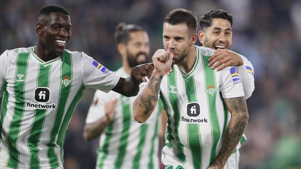 Los jugadores del Betis celebran uno de los goles ante el Aris.