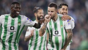 Los jugadores del Betis celebran uno de los goles.