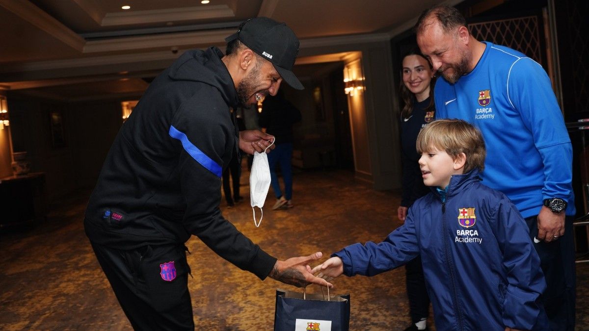 Aubameyang, en la visita a la Barça Academy de Estambul