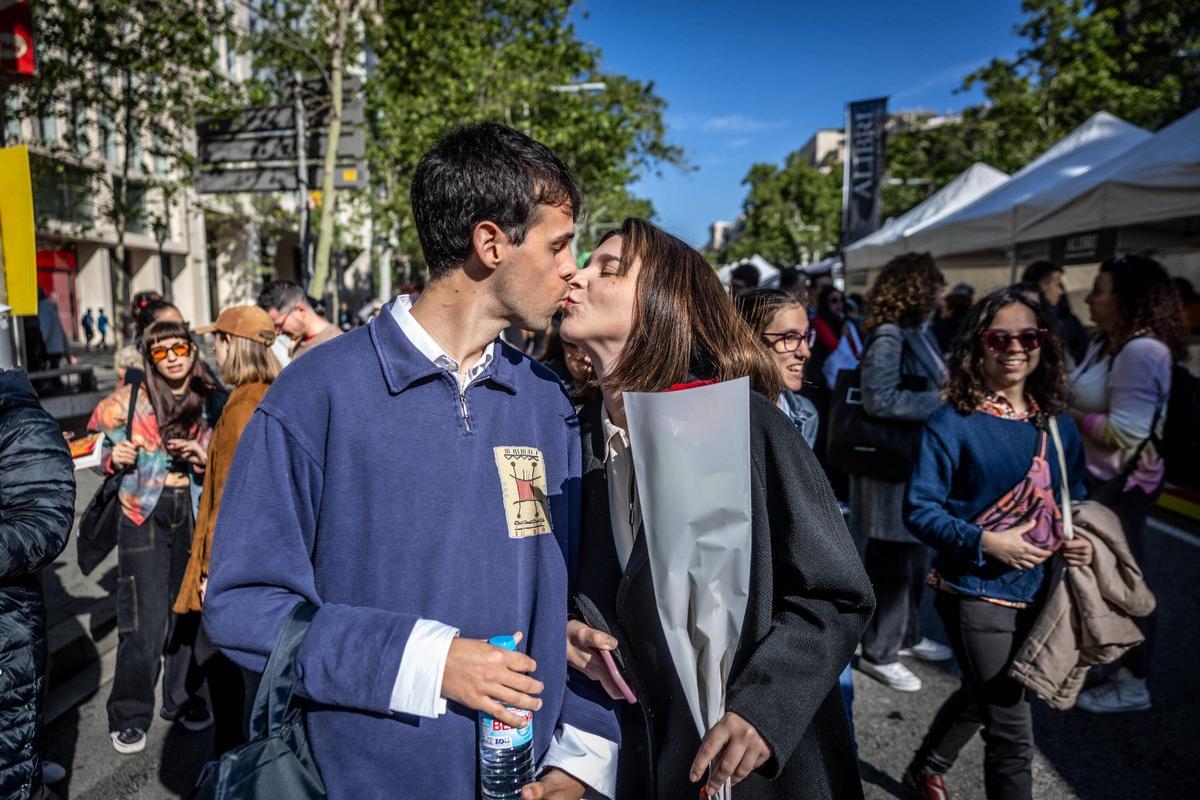 Una pareja se besa en el centro de Barcelona, coincidiendo con la celebración de Sant Jordi