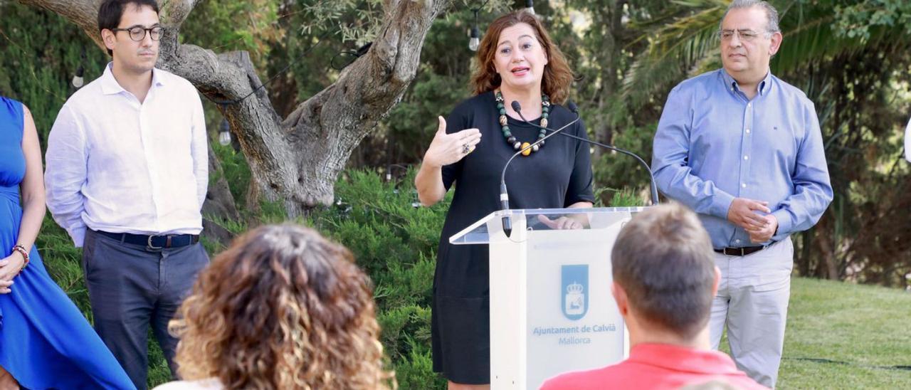 Armengol durante un acto celebrado ayer en Calvià, junto al alcalde y el conseller Negueruela. |