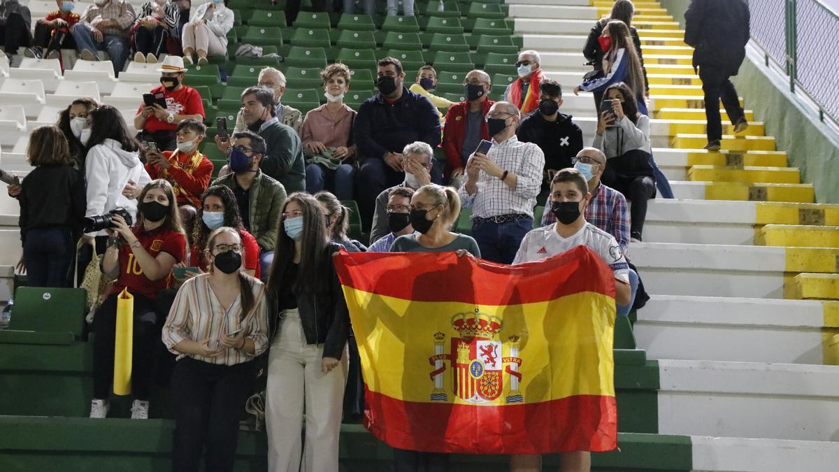 Aficionados en la tribuna del Príncipe Felipe con una bandera de España.