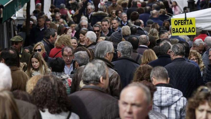 La calle Gascona, abarrotada ayer durante el mercado.