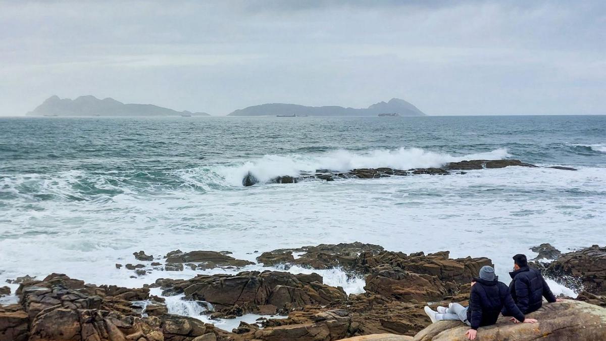 Mirando al mar, soñé, que estaba junto a ti... Ahí por Cabo Estay pasaba nuestra fotógrafa Alba Villar y le pareció que esta sentada ante el mar de estos dos mozuelos era un sentada plenipotenciaria. Cómo no con esta visión marina y extasiante, el mar haciéndose añicos de espuma contra las rocas, el frescor marino y yodado remozando la piel de la cara, las Cíes al fondo erigiéndose majestuosas... y al otro lado, miles de millas más allá, quizá Nueva York, o lo que nuestra imaginación quiera. Bella estampa marina, digna de ser eternizada. Bien por Alba y su cámara marinada.