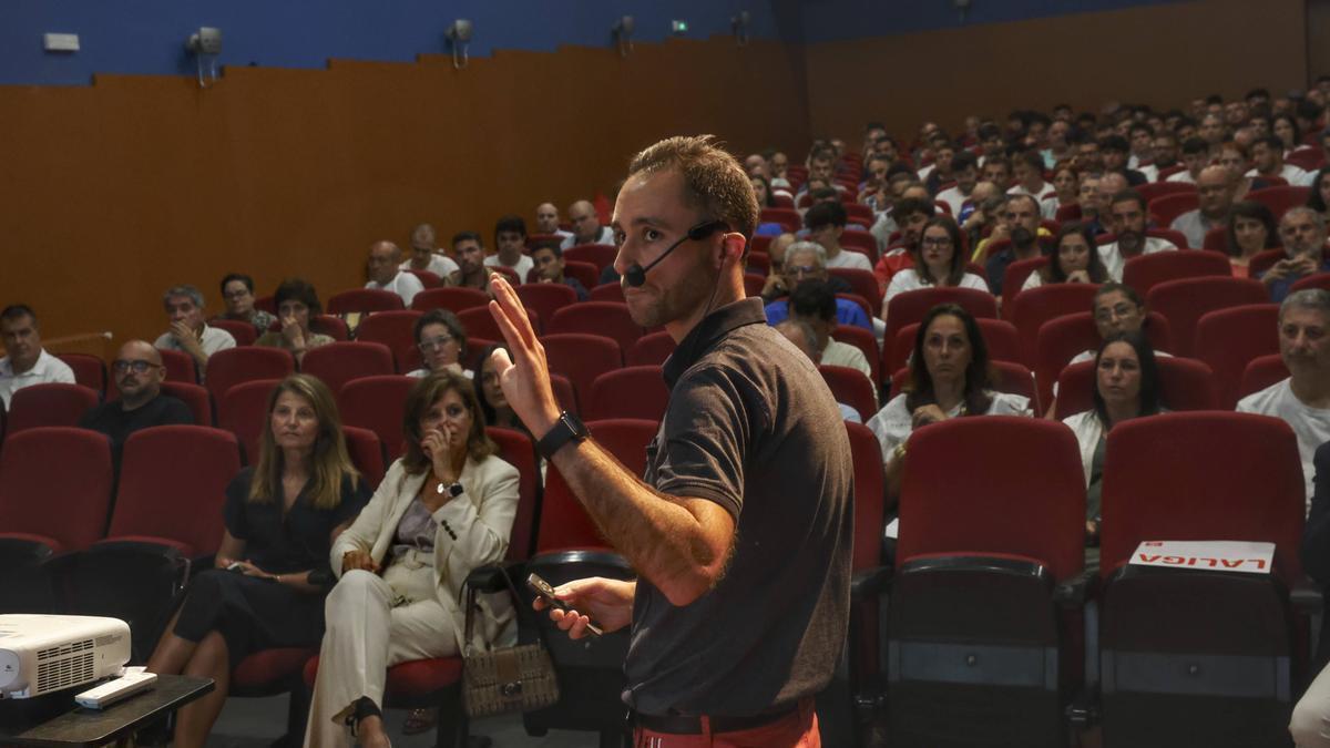 Ignacio Pedrosa, durante su intervención, con la concejala de Deportes, Conchita Méndez, en la primera fila.