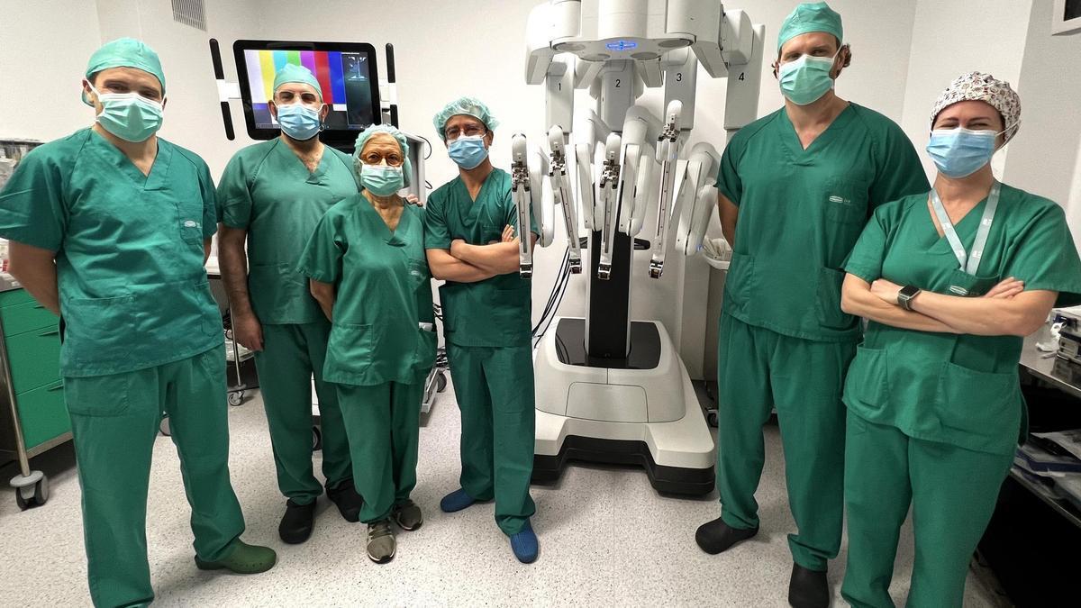 El equipo quirúrgico del IVO con el robot Da Vinci Xi.