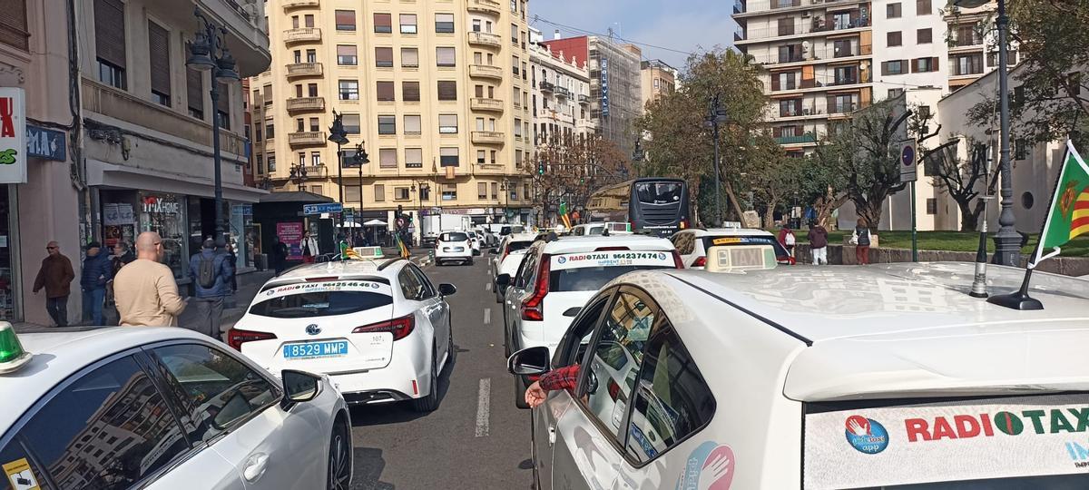 Taxistas de Castellón en la protesta de este miércoles en València.