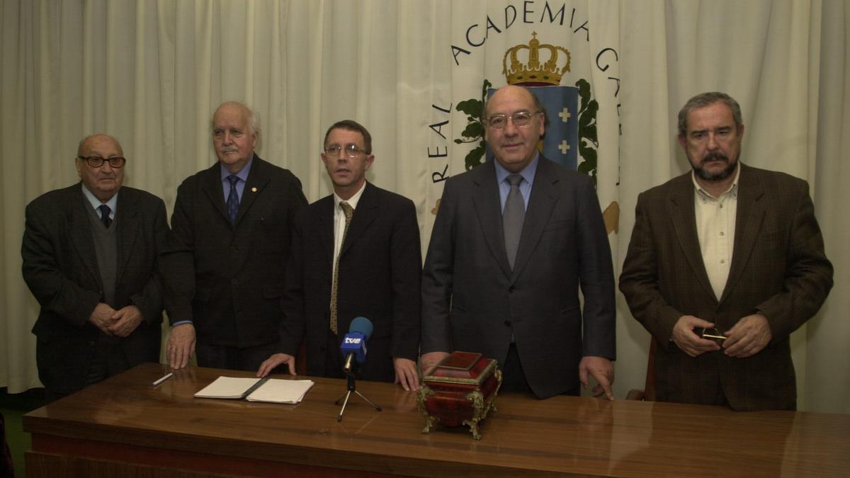 Nova directiva da RAG, con Xosé Ramón Barreiro á fronte (2º pola dereita) e García-Bodaño como vicesecretario (1º á dereita) en 2001.