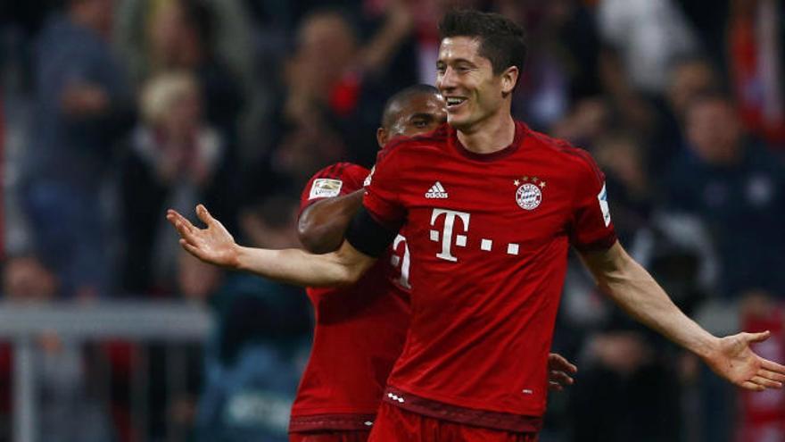 Lewandowski celebra uno de sus cinco goles