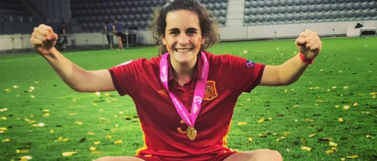 Teresa Abelleira, con su medalla de oro al cuello, tras conquistar con España el Europeo sub 19. |  // FDV